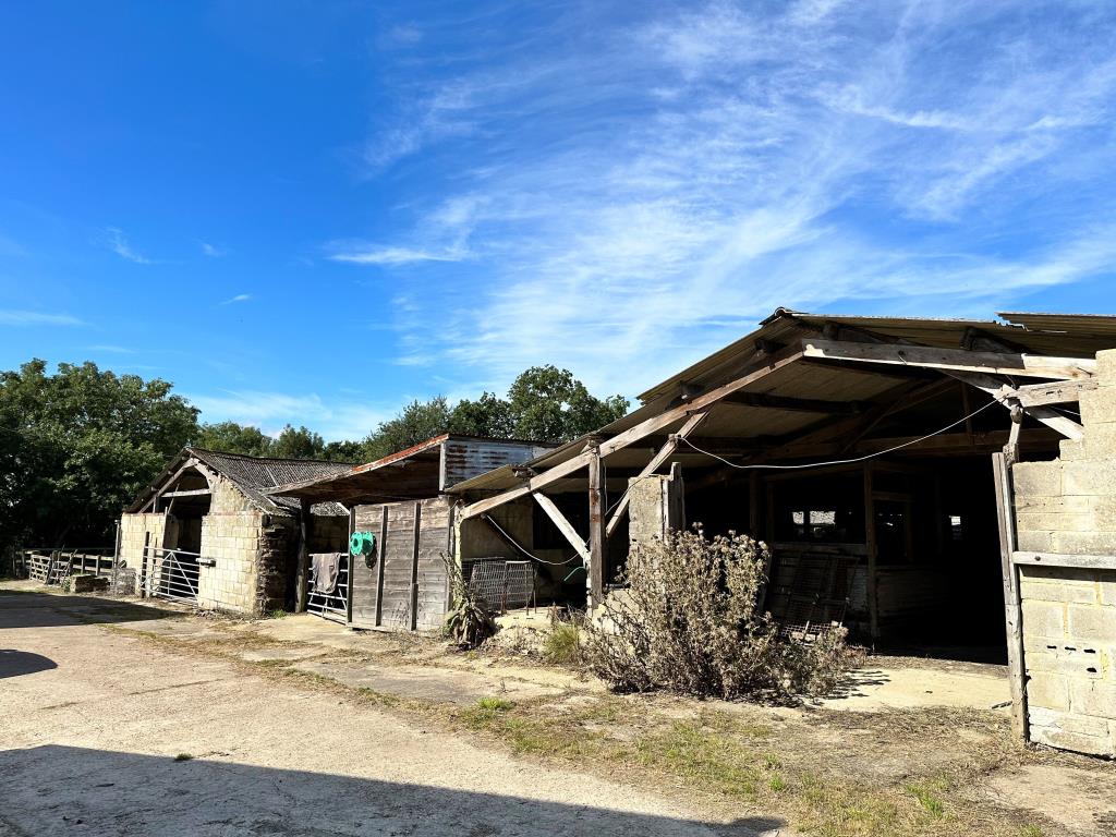 Lot: 137 - SIX ACRES OF EQUESTRIAN LAND WITH STABLES, SAND SCHOOL AND BARNS - Barn